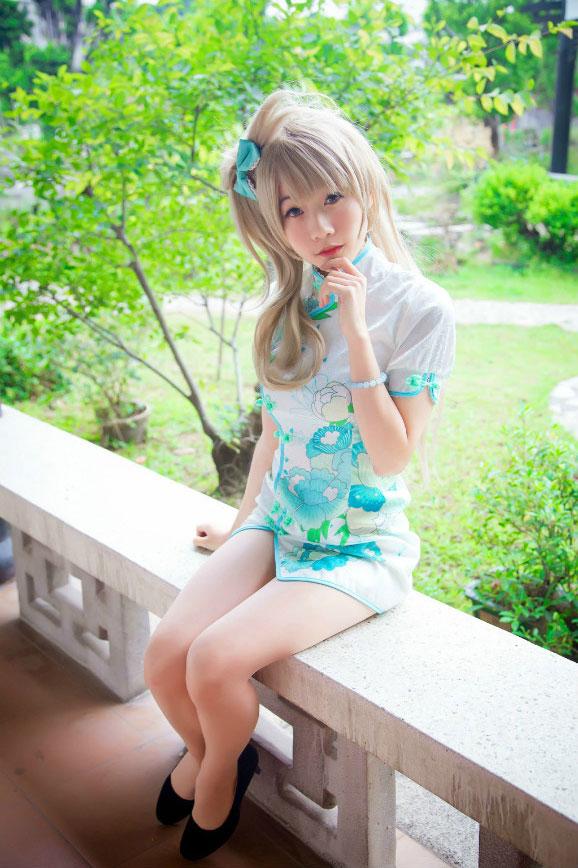 Panta扮演南小鸟轻抚下巴，坐在长亭 远景