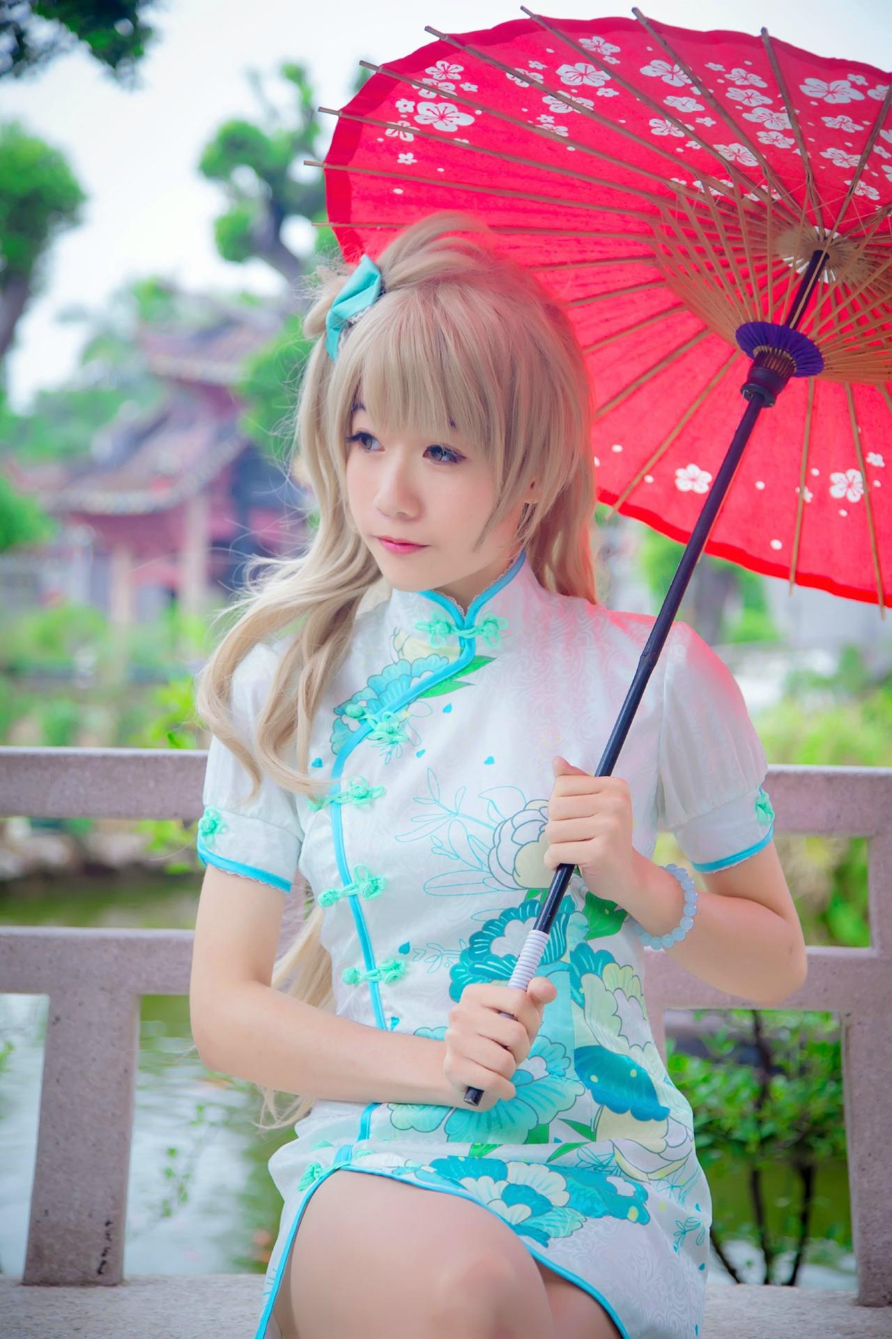 Panta扮演南小鸟撑着红伞坐在池边