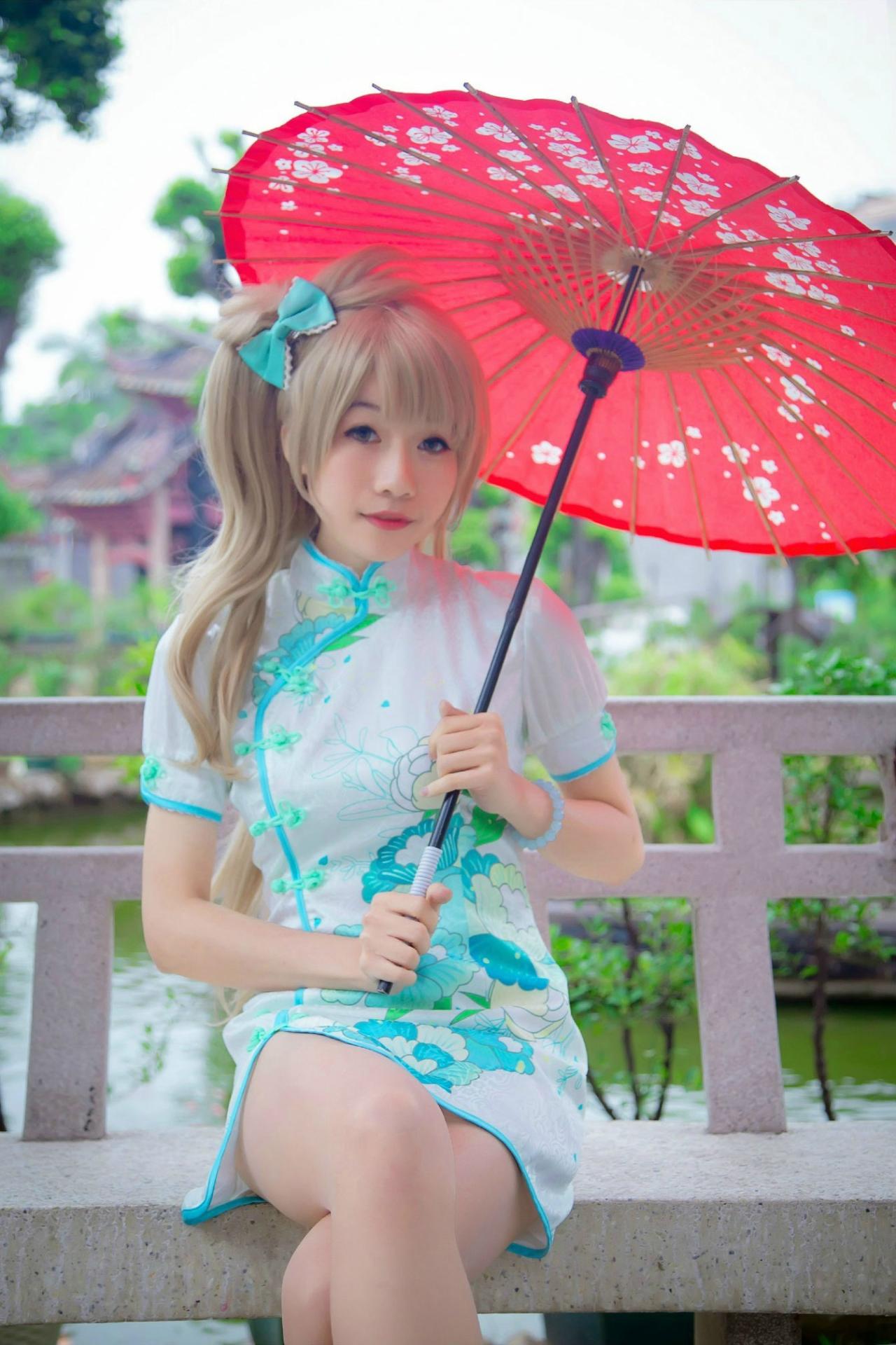 Panta扮演南小鸟撑着红伞坐在池边