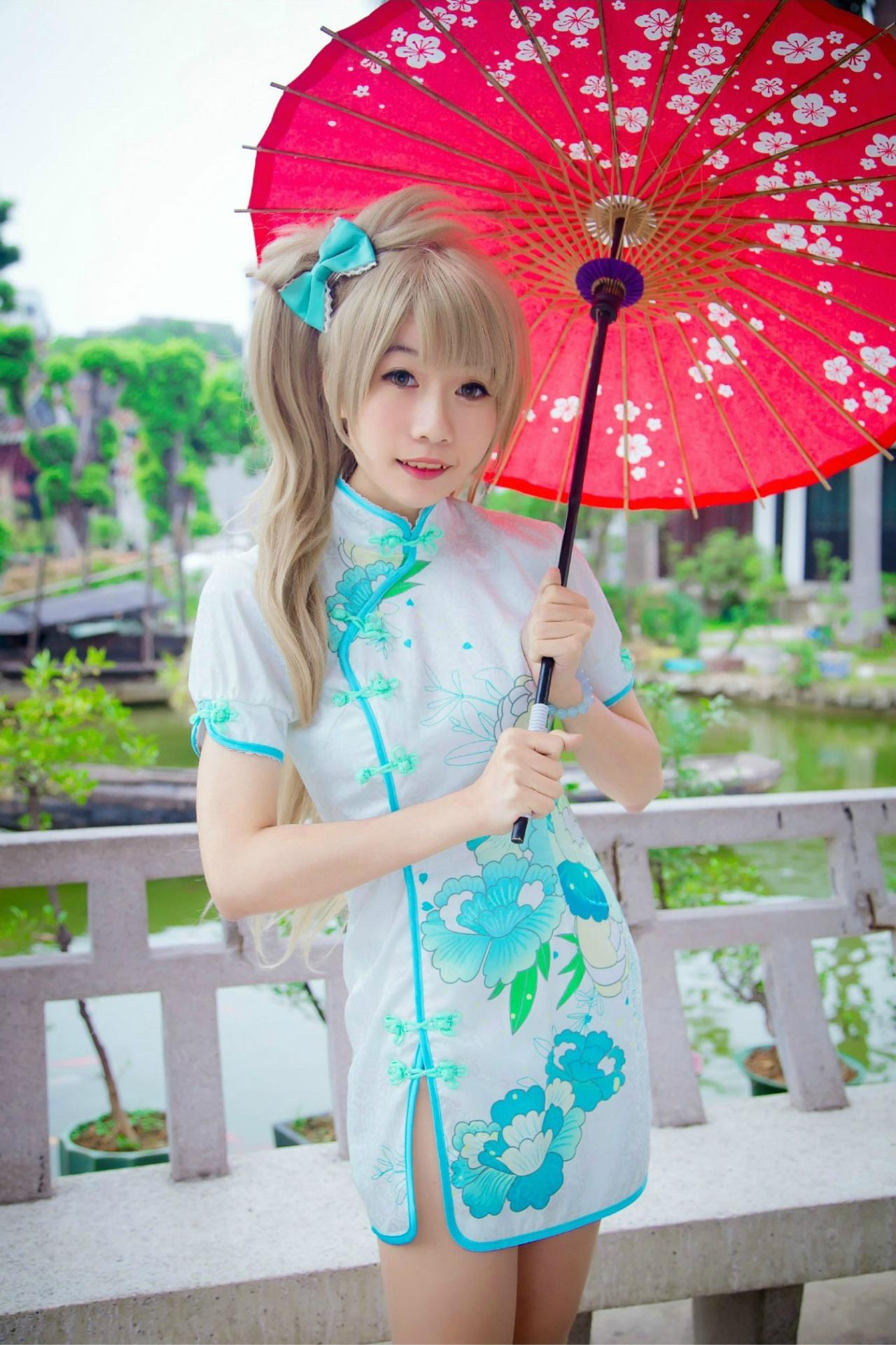 Panta扮演南小鸟撑着红伞站在池边