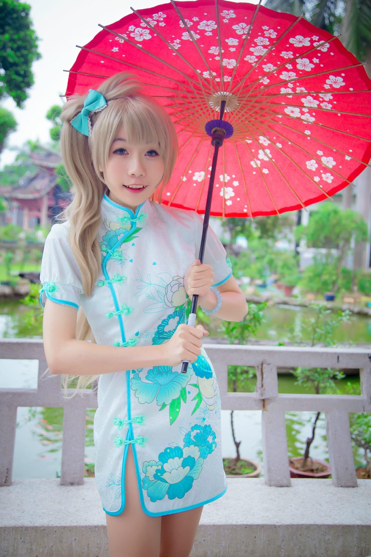 Panta扮演南小鸟撑着红伞站在池边