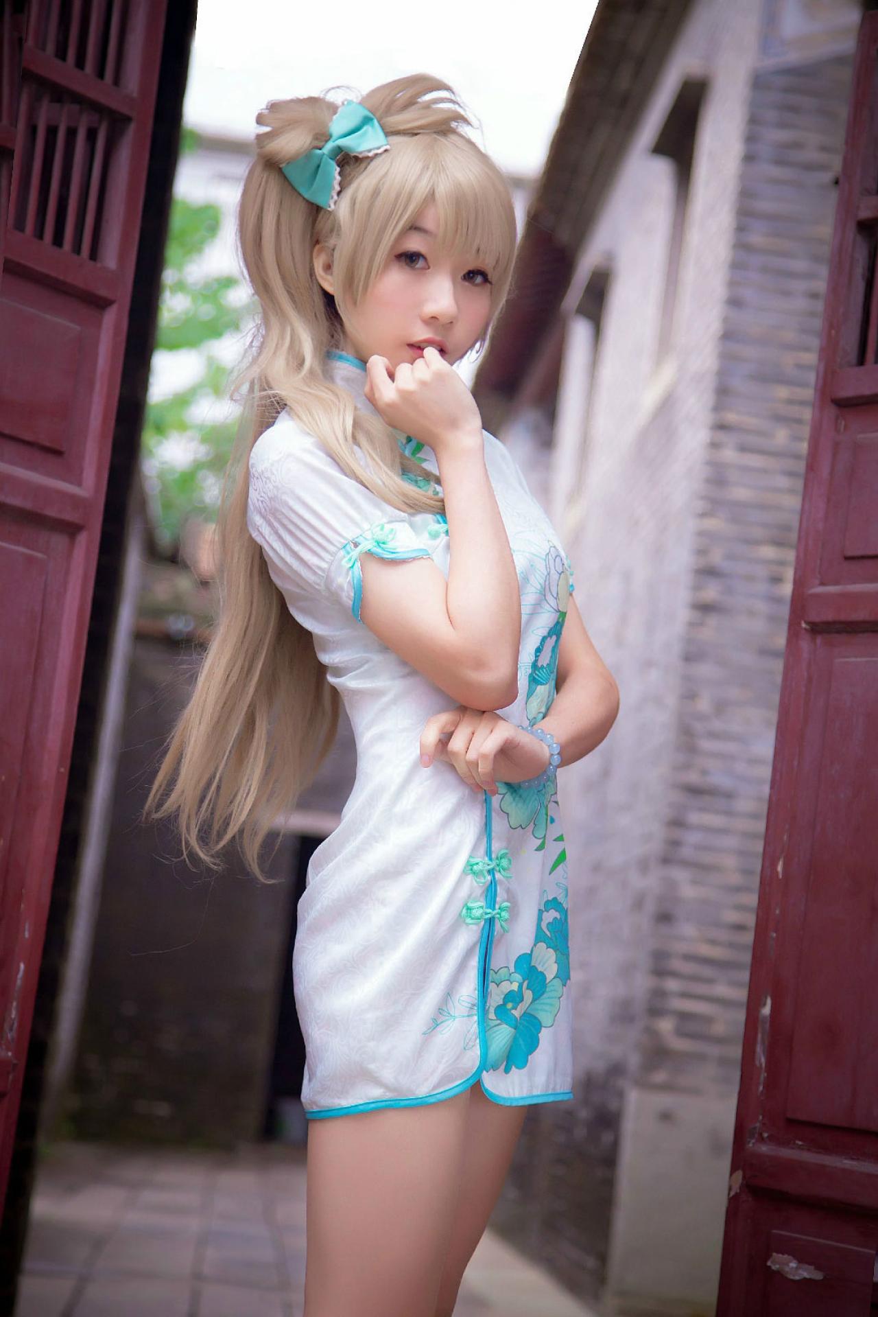 Panta扮演南小鸟站在门间