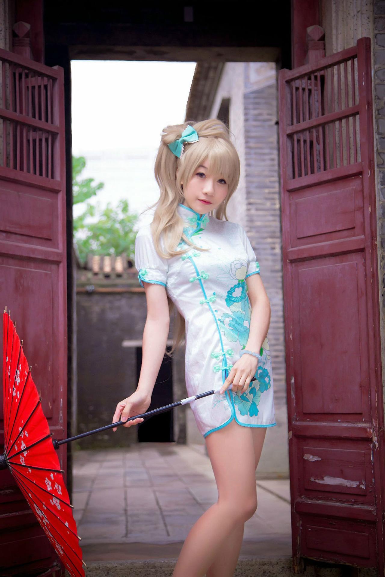 Panta扮演南小鸟站在门间，双手捏着红伞