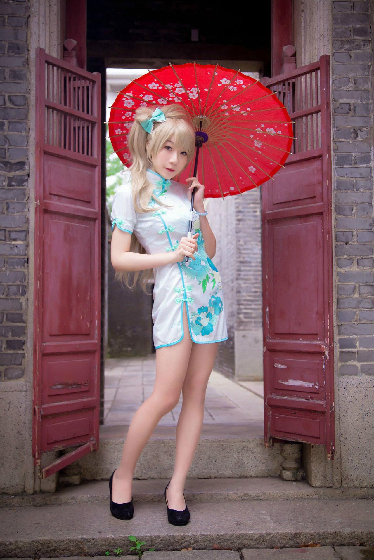 Panta扮演南小鸟在门间撑伞站立