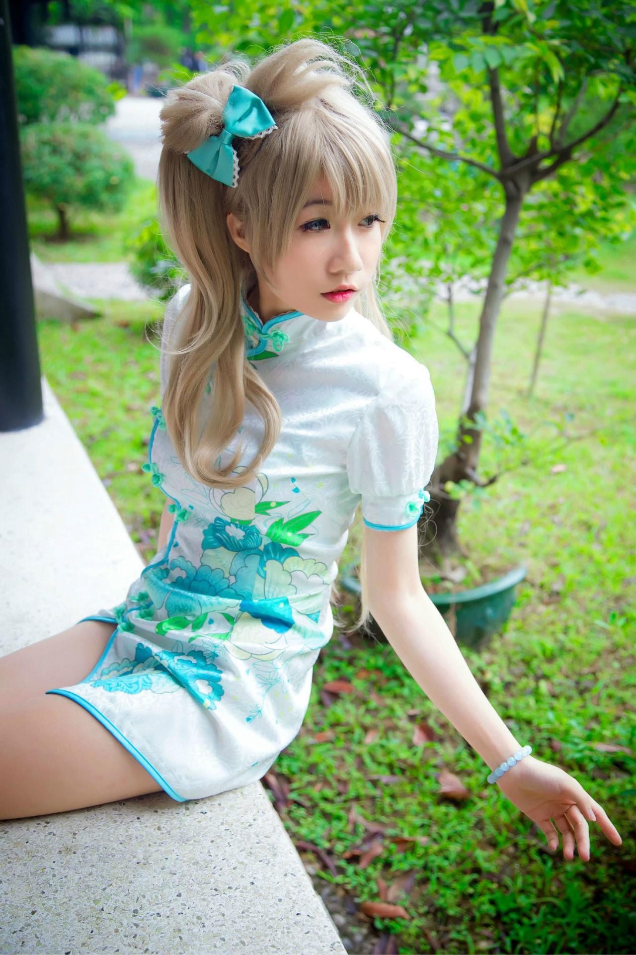 Panta扮演南小鸟坐在石栏，侧身眺望