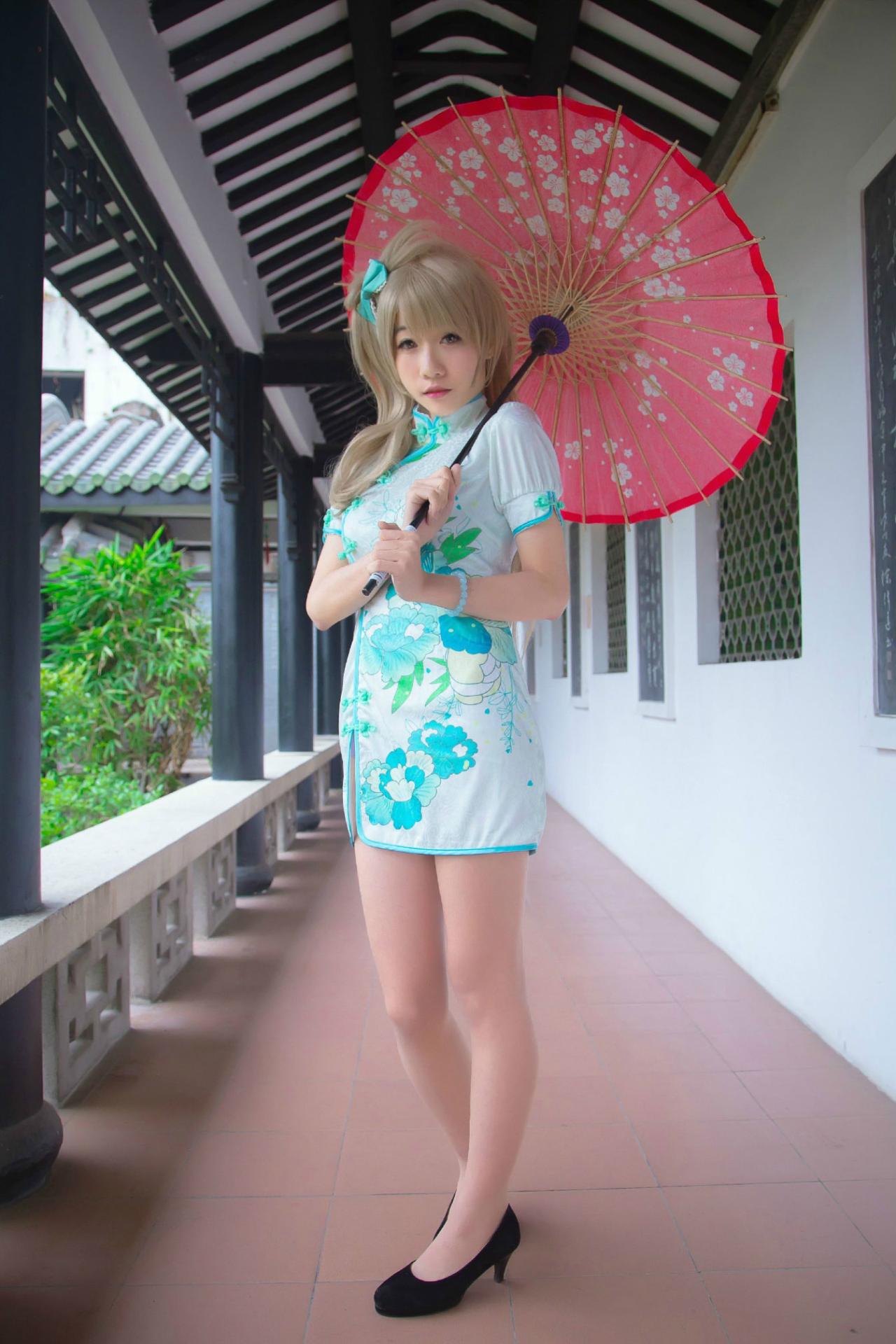 Panta扮演南小鸟双手撑伞站在回廊中间