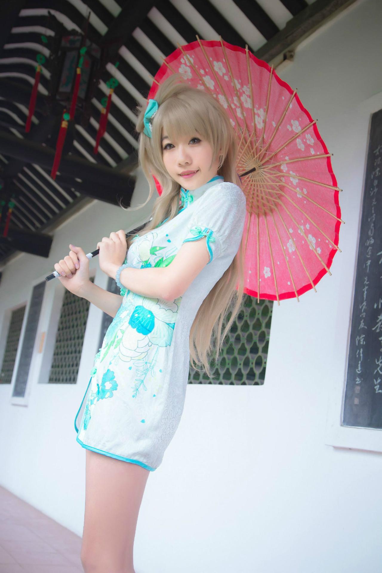 Panta扮演南小鸟双手撑伞侧身照