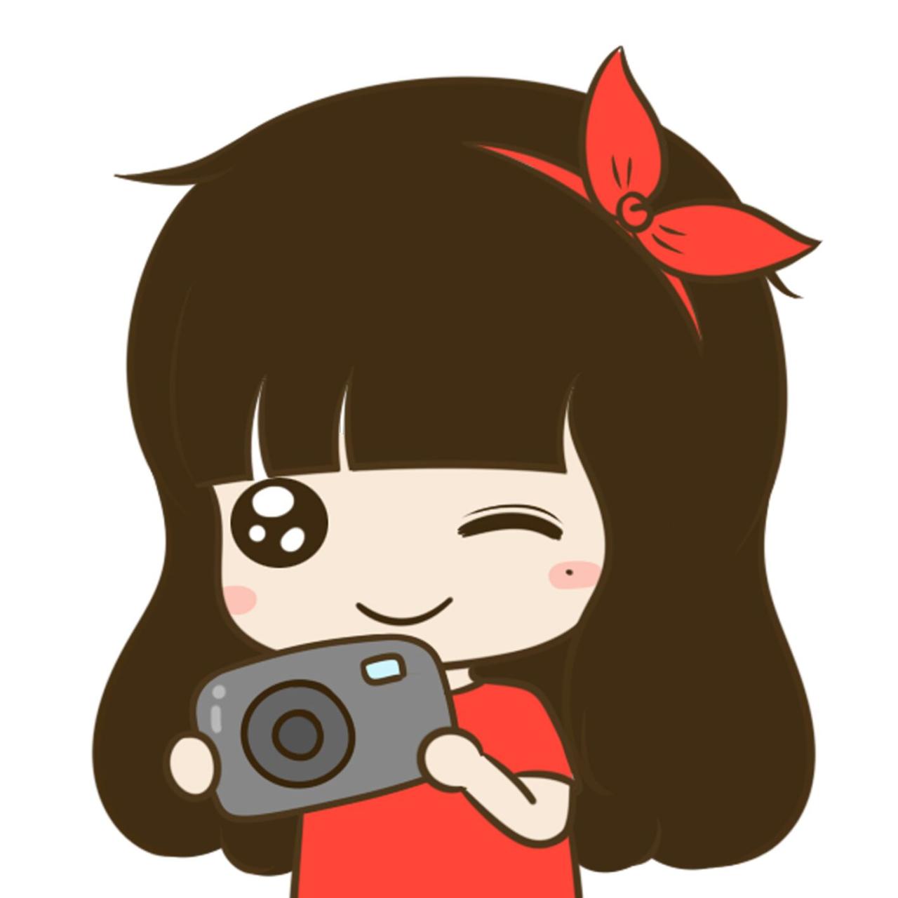 戴着蝴蝶结发饰，披着黑色长直发，拿着相机，眨眼卖萌的小希头像