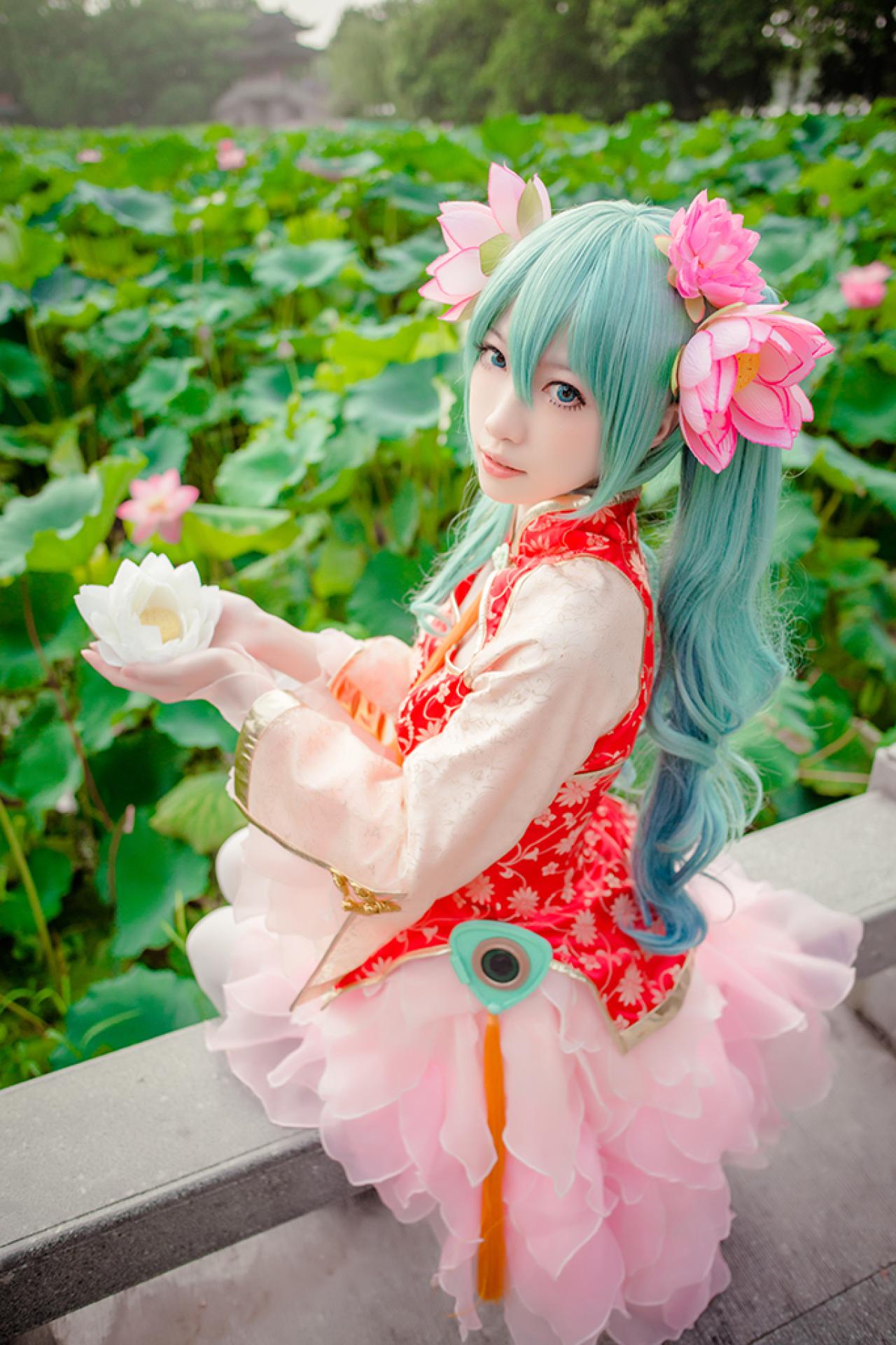 妖少扮V+only初音娘手捧荷花坐在池边 立幅