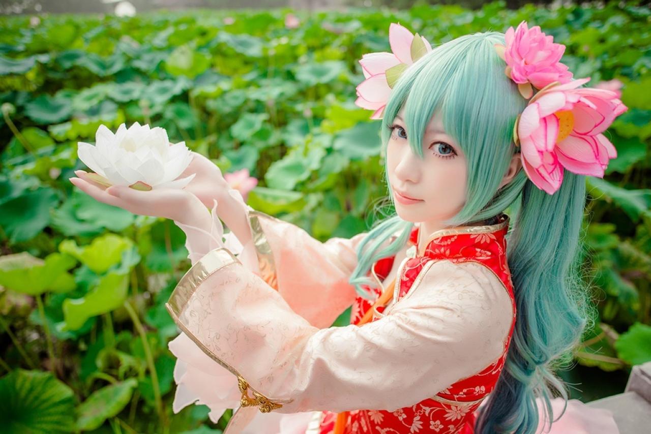 妖少扮V+only初音娘手捧荷花坐在池边 横幅