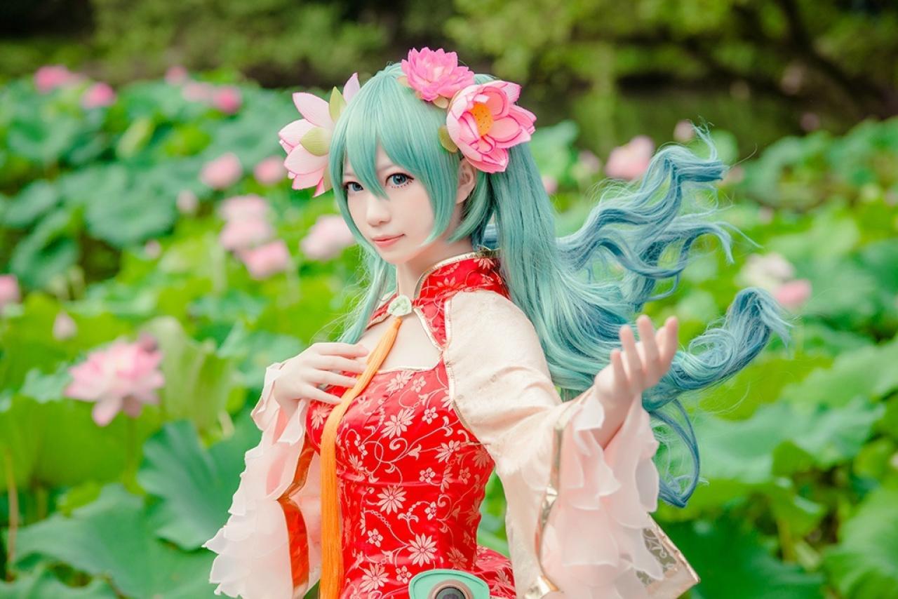 妖少扮V+only初音娘站在池边 横幅