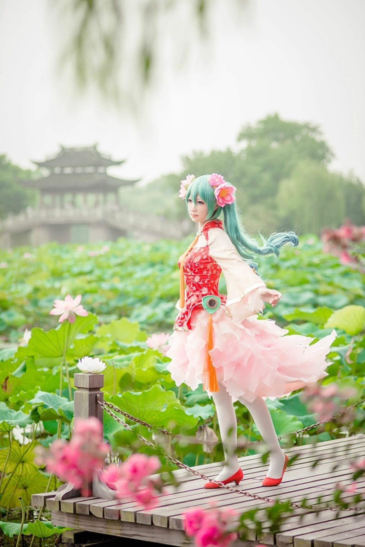 妖少扮V+only初音娘站在池边 立幅