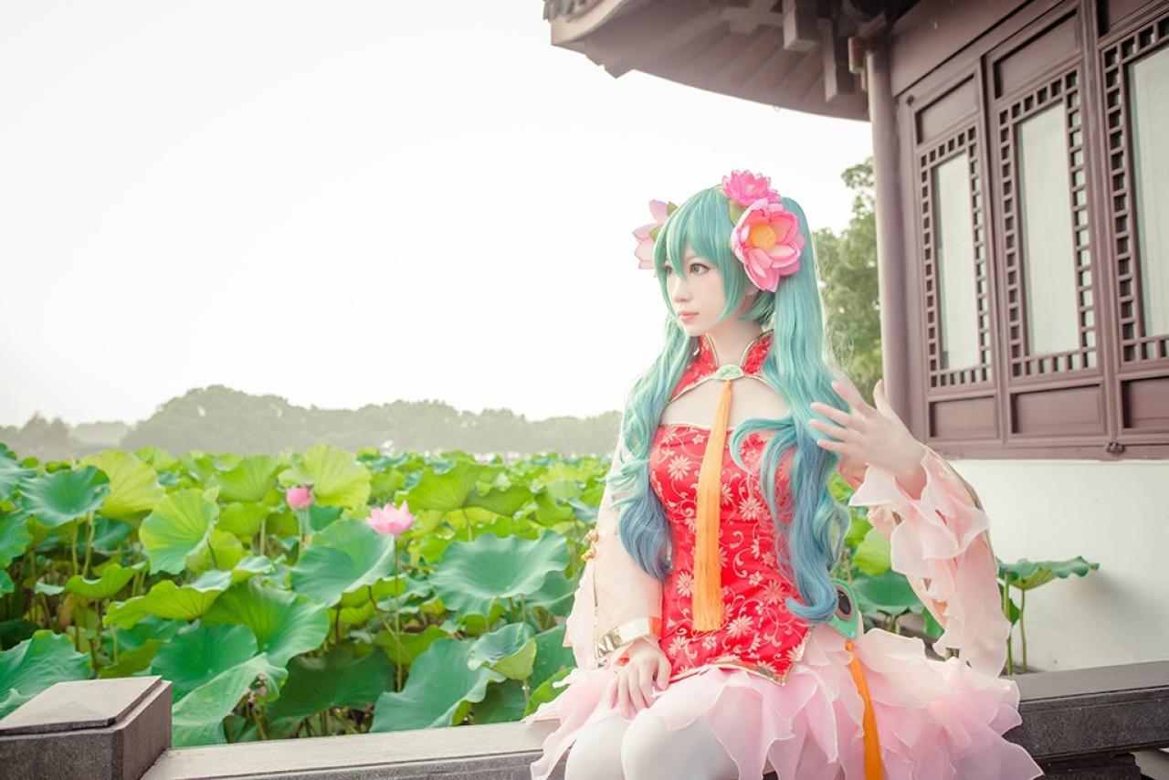 妖少扮V+only初音娘坐在池边 抬起左手 横幅