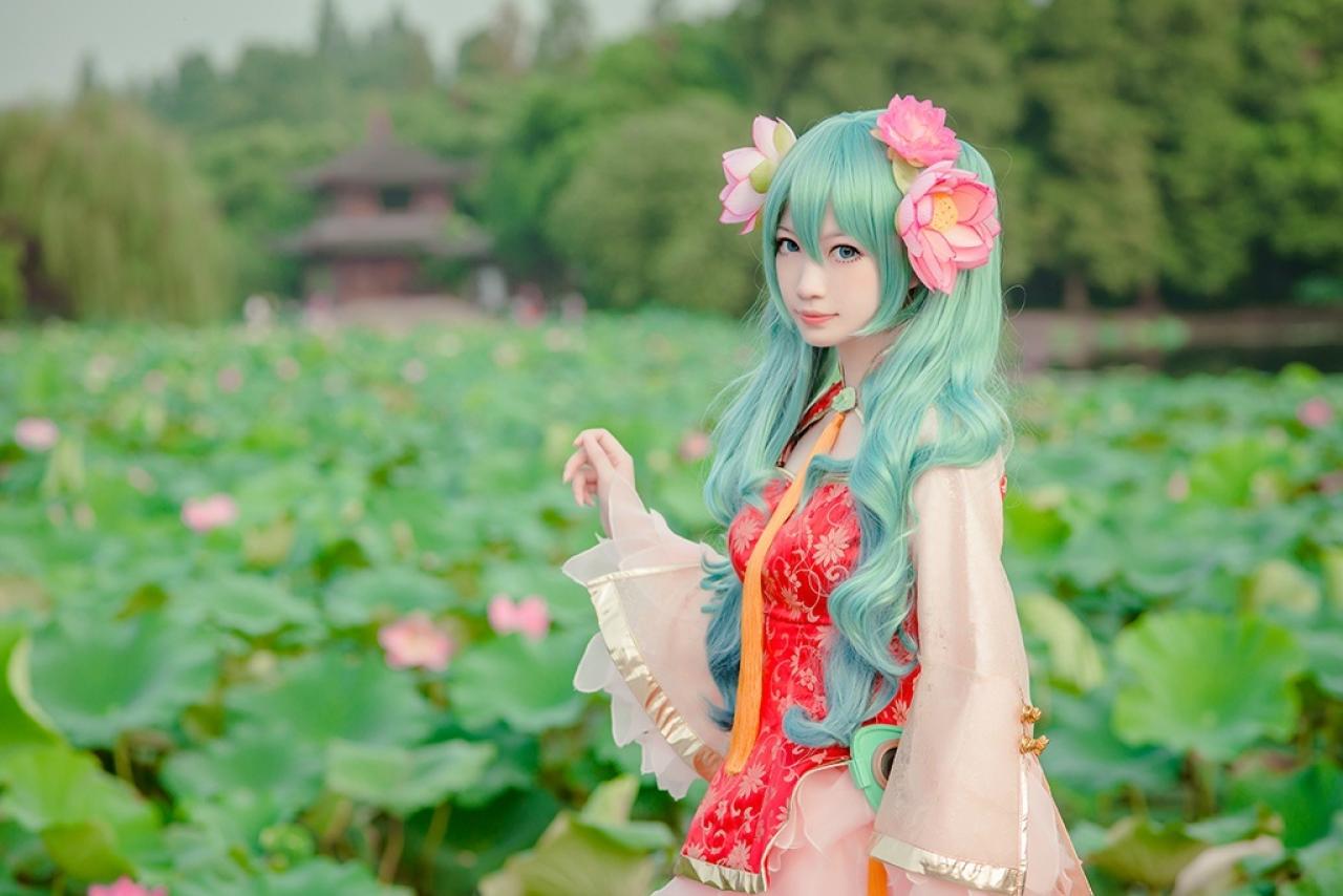 妖少扮V+only初音娘站在池边 抬起右手 横幅