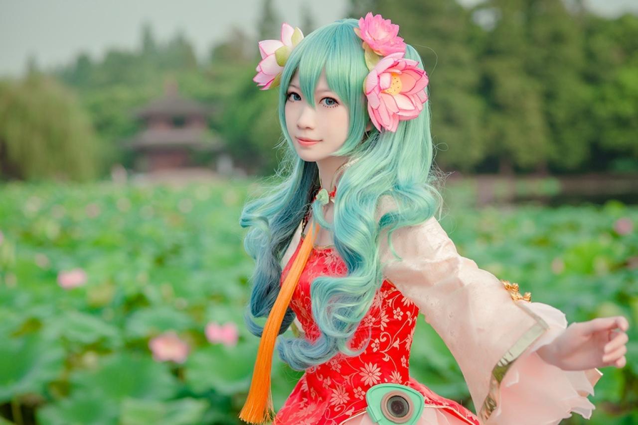 妖少扮V+only初音娘站在池边 展开双臂 横幅