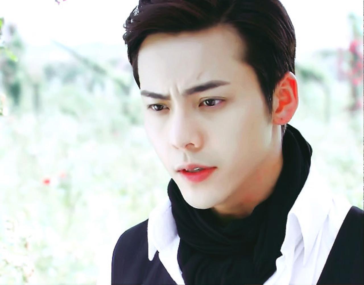 陈伟霆扮安逸尘严肃表情