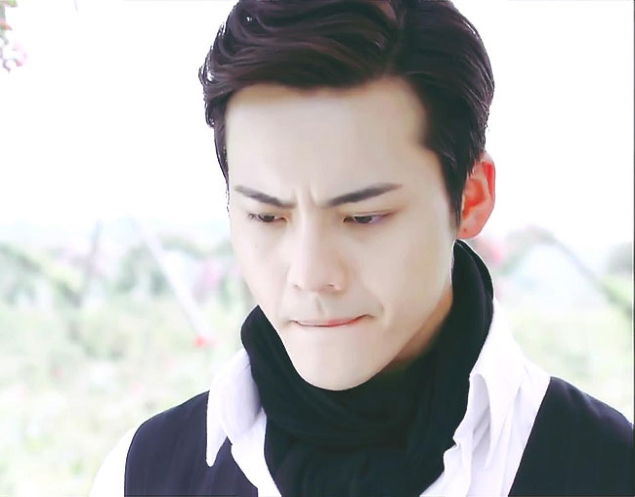 陈伟霆扮安逸尘咬嘴唇表情