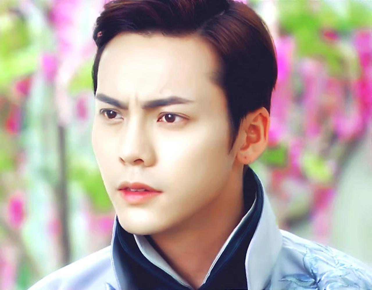 陈伟霆扮安逸尘严肃表情