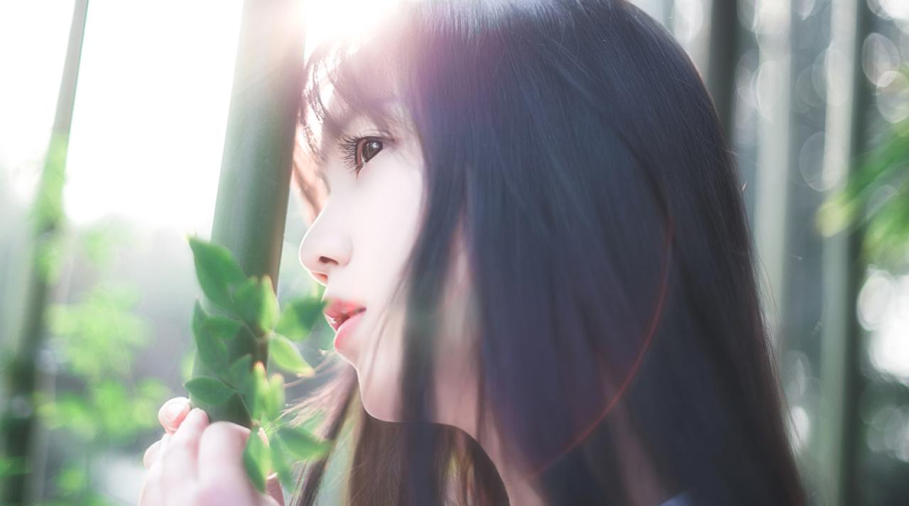 轻贴翠竹，扶着绿叶的七七的侧脸