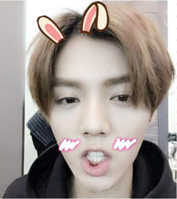 戴着兔耳朵，留着腮红的鹿晗表情