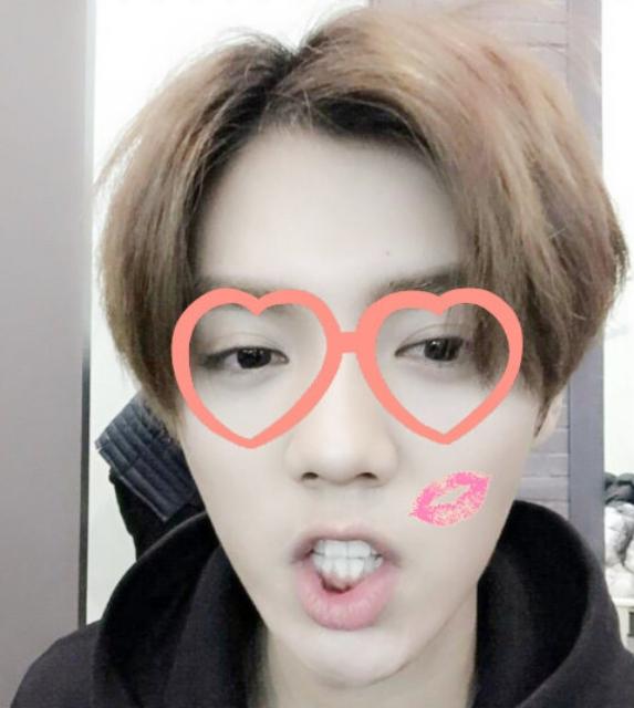 戴着心形眼镜的，脸颊贴着口红的鹿晗表情
