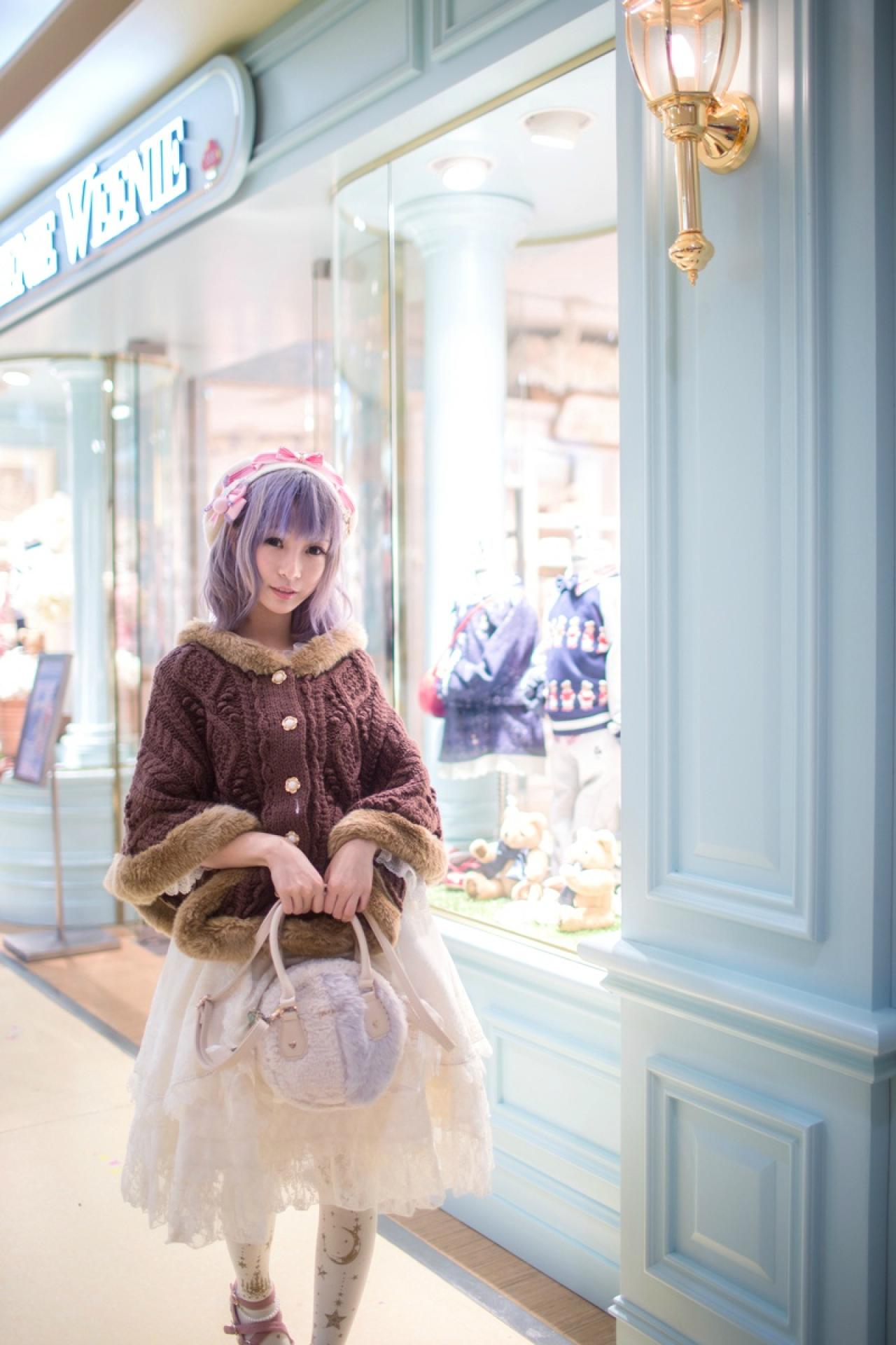 錢Kane双手拎包站在橱窗旁  正脸 立幅