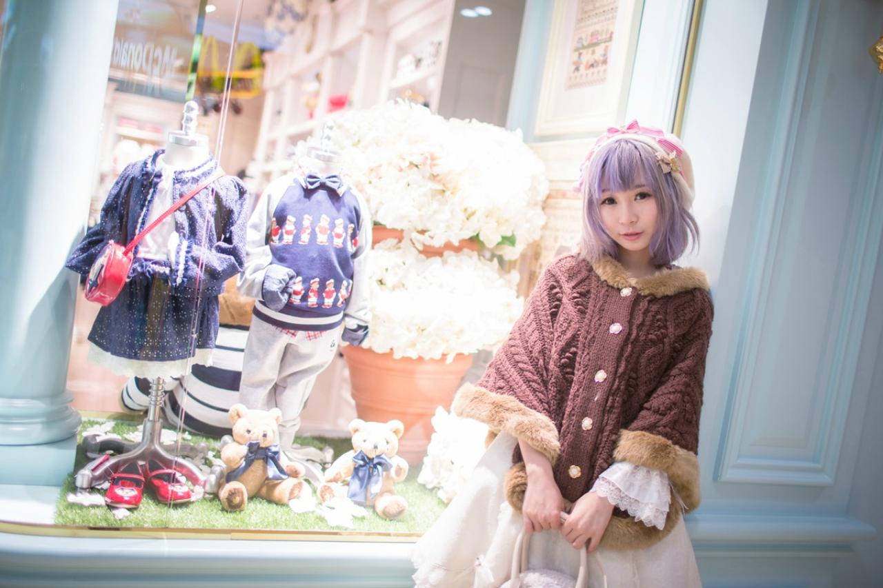 錢Kane双手拎包站在橱窗旁 正脸 横幅