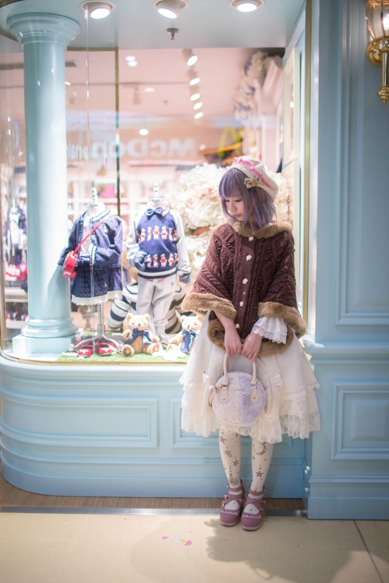 錢Kane双手拎包站在橱窗旁 侧脸 横幅