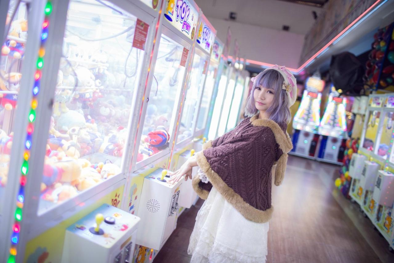 錢Kane准备操作抓娃娃机（抓烟机）