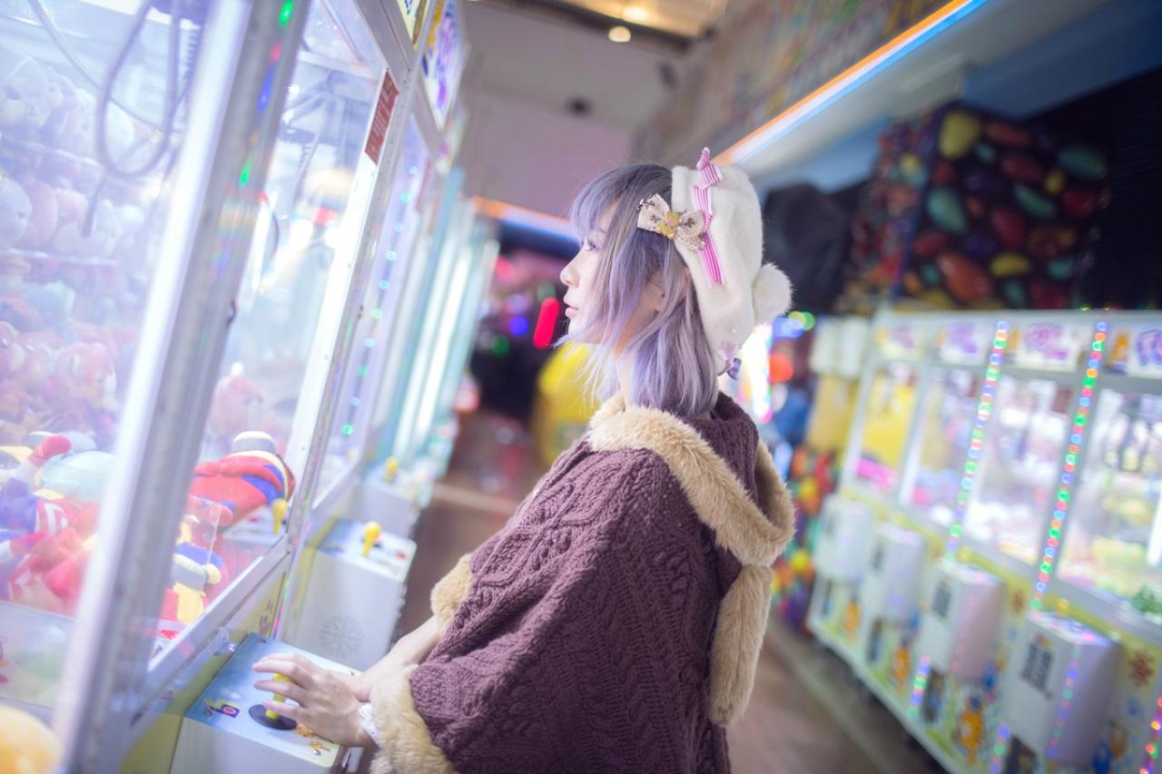 錢Kane侧身正全神贯注地盯着抓娃娃机的里抓起的娃娃