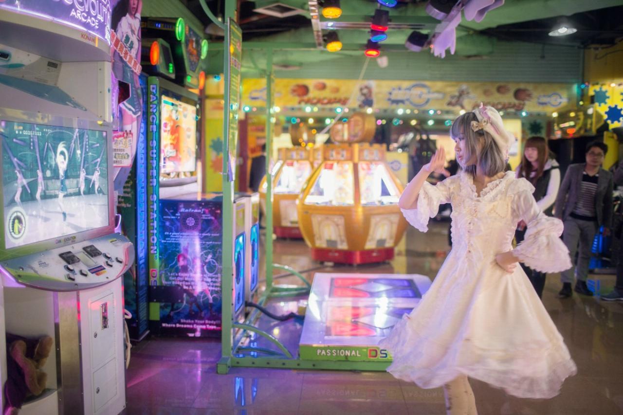 錢Kane穿着洋装随街拍舞蹈，路人驻足