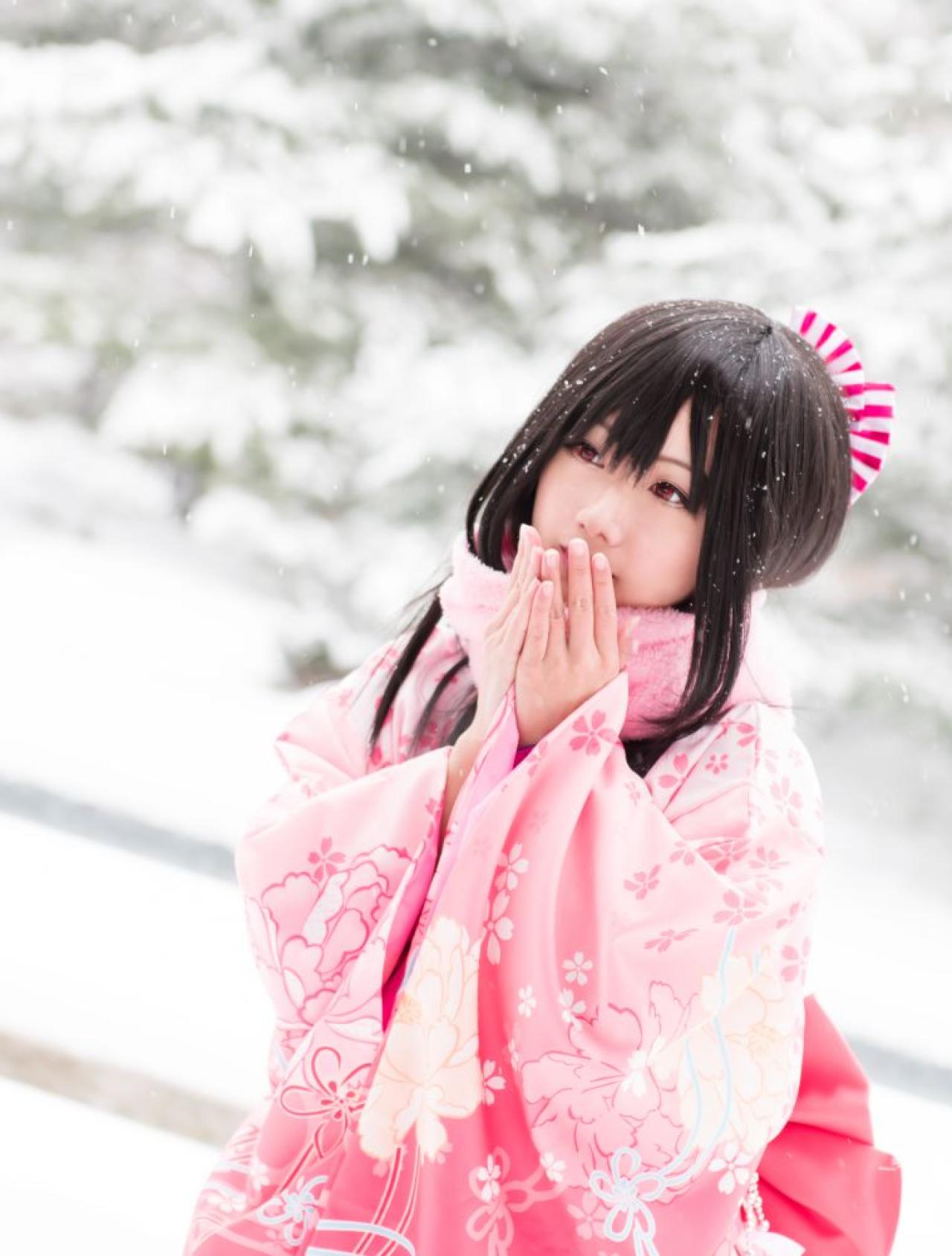 何侠捧着双手站在雪景里