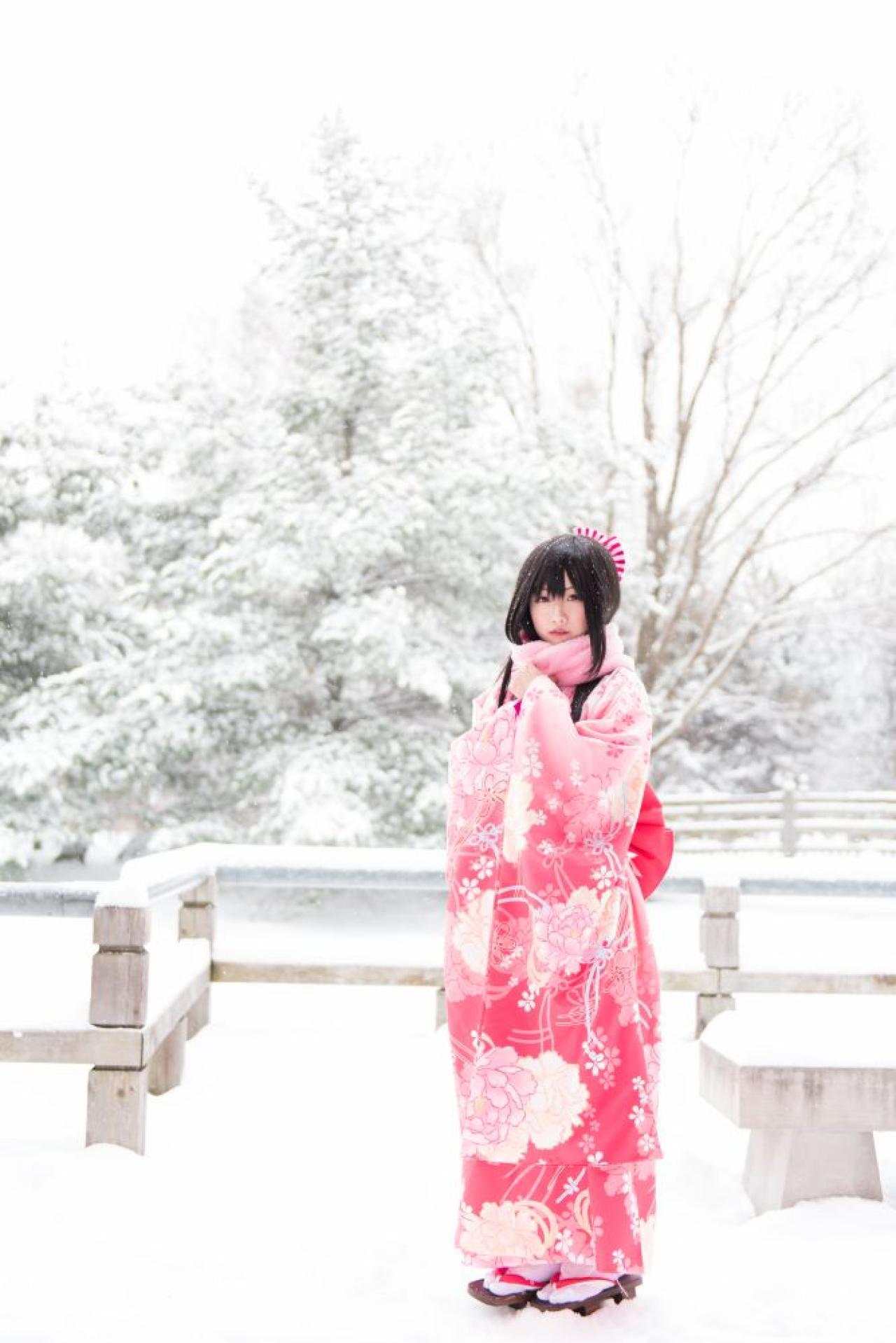 何侠穿着和服站在雪景 站姿 立幅