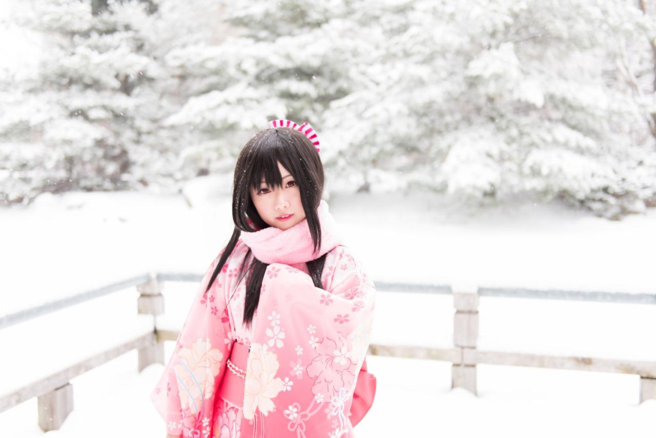 何侠穿着和服站在雪景 上半身 横幅