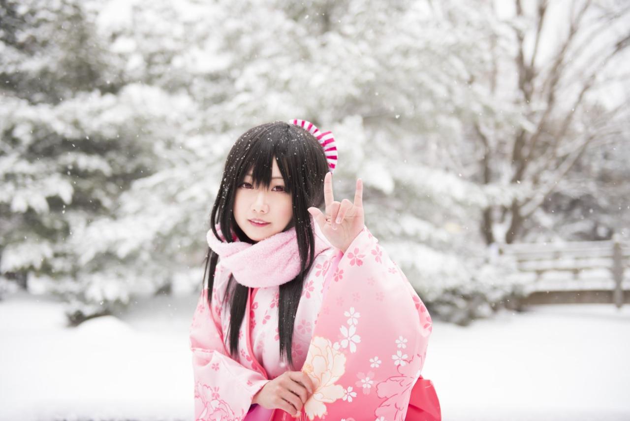 何侠站在雪景中作ILOVEYOU手势