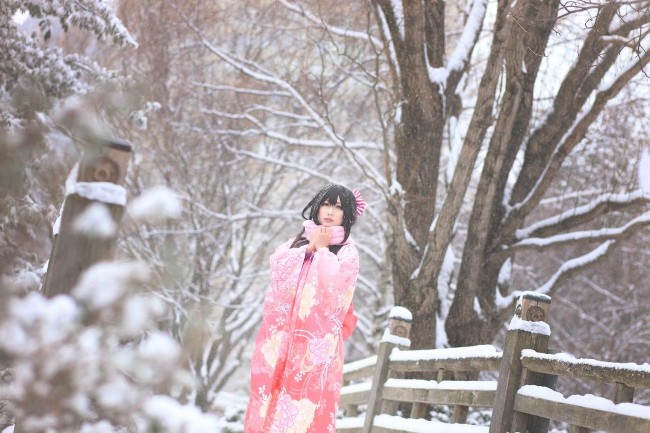 双手捧在一起放在胸口，阿侠仰望天空