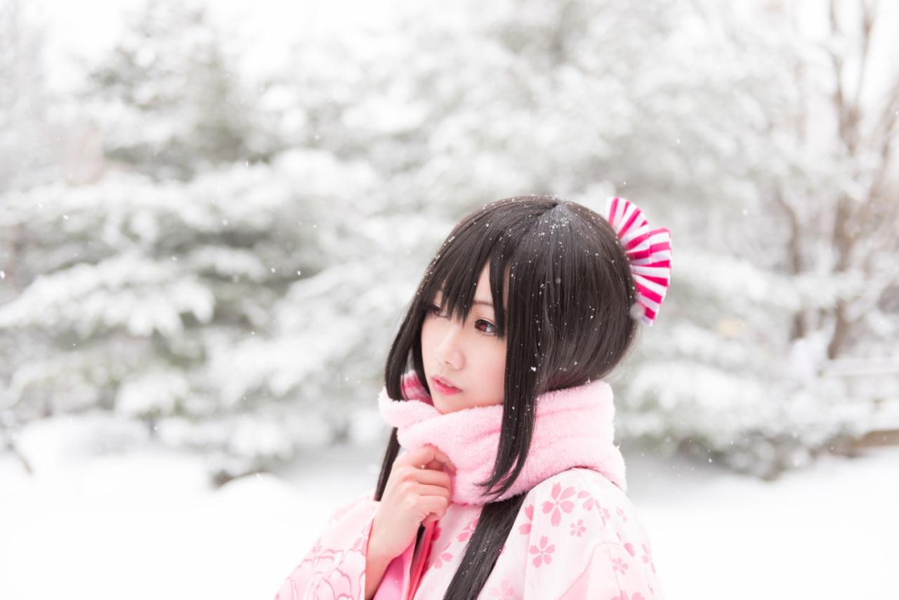 雪花飘落到萌妹子何侠的头发上