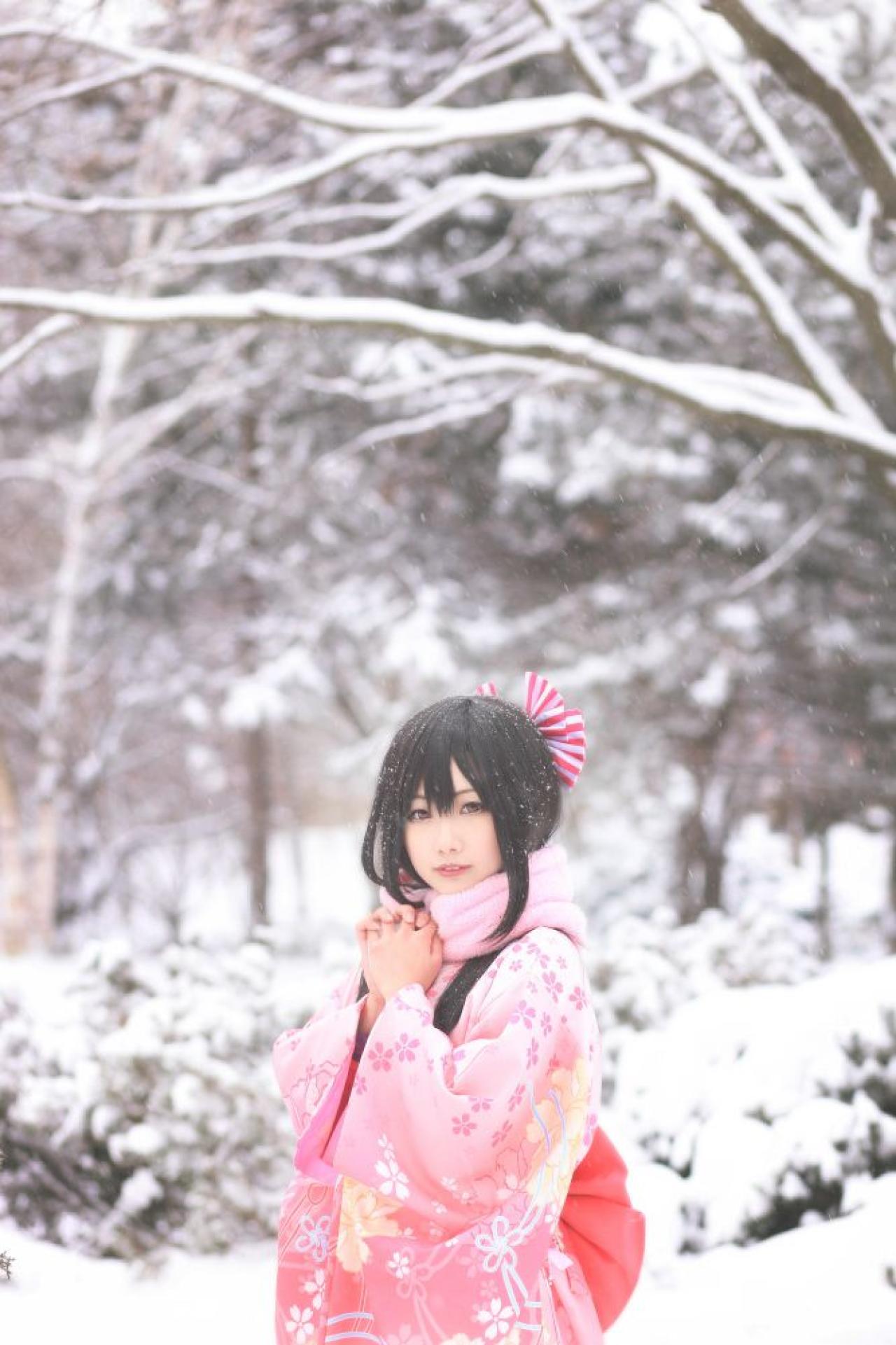 双手五指交叉，放在胸口，何侠站在雪景中