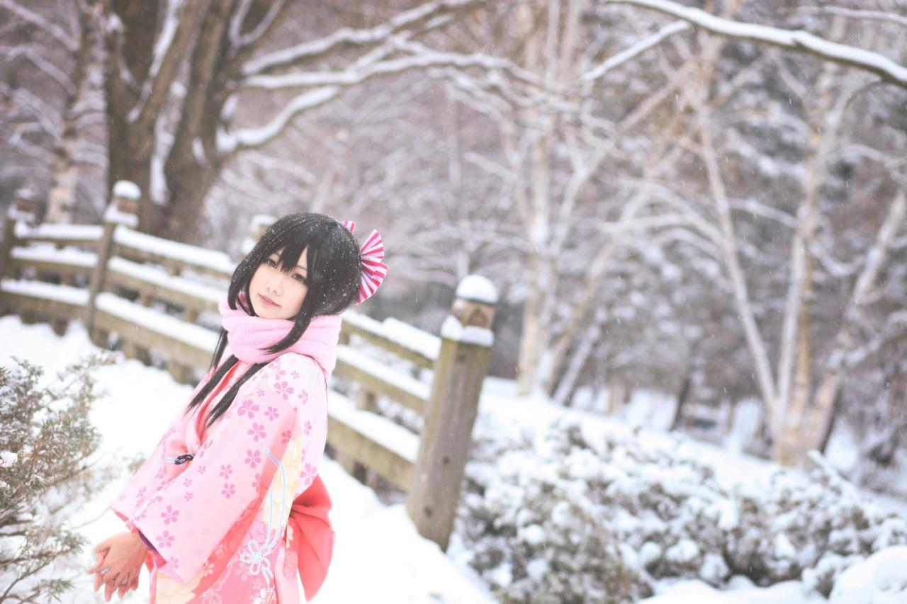 雪景里，何侠站在石桥旁