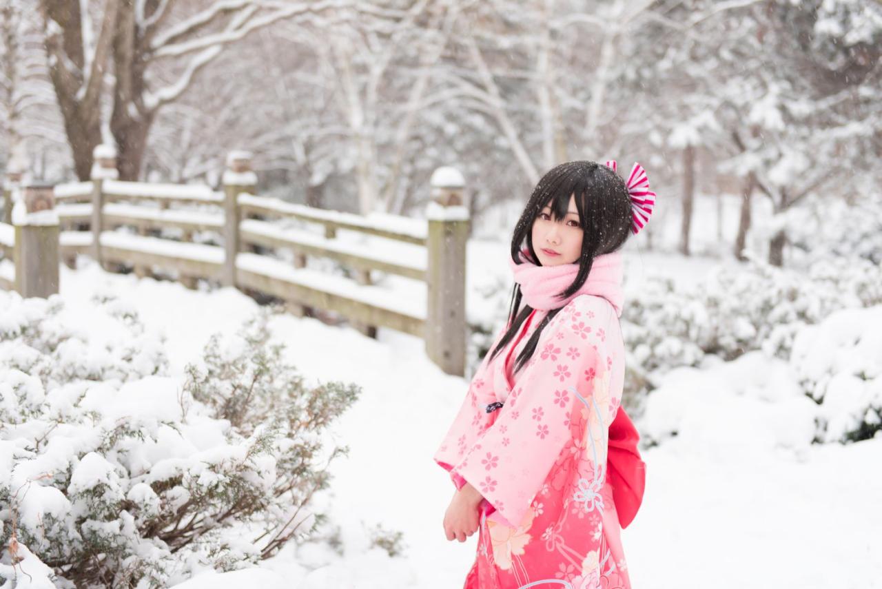 双手交叉放在腰间，何侠站在石桥旁