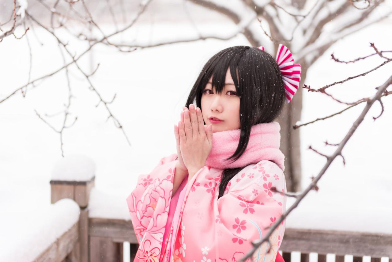 双手合十，雪花飘飘中的何侠 上半身 横幅