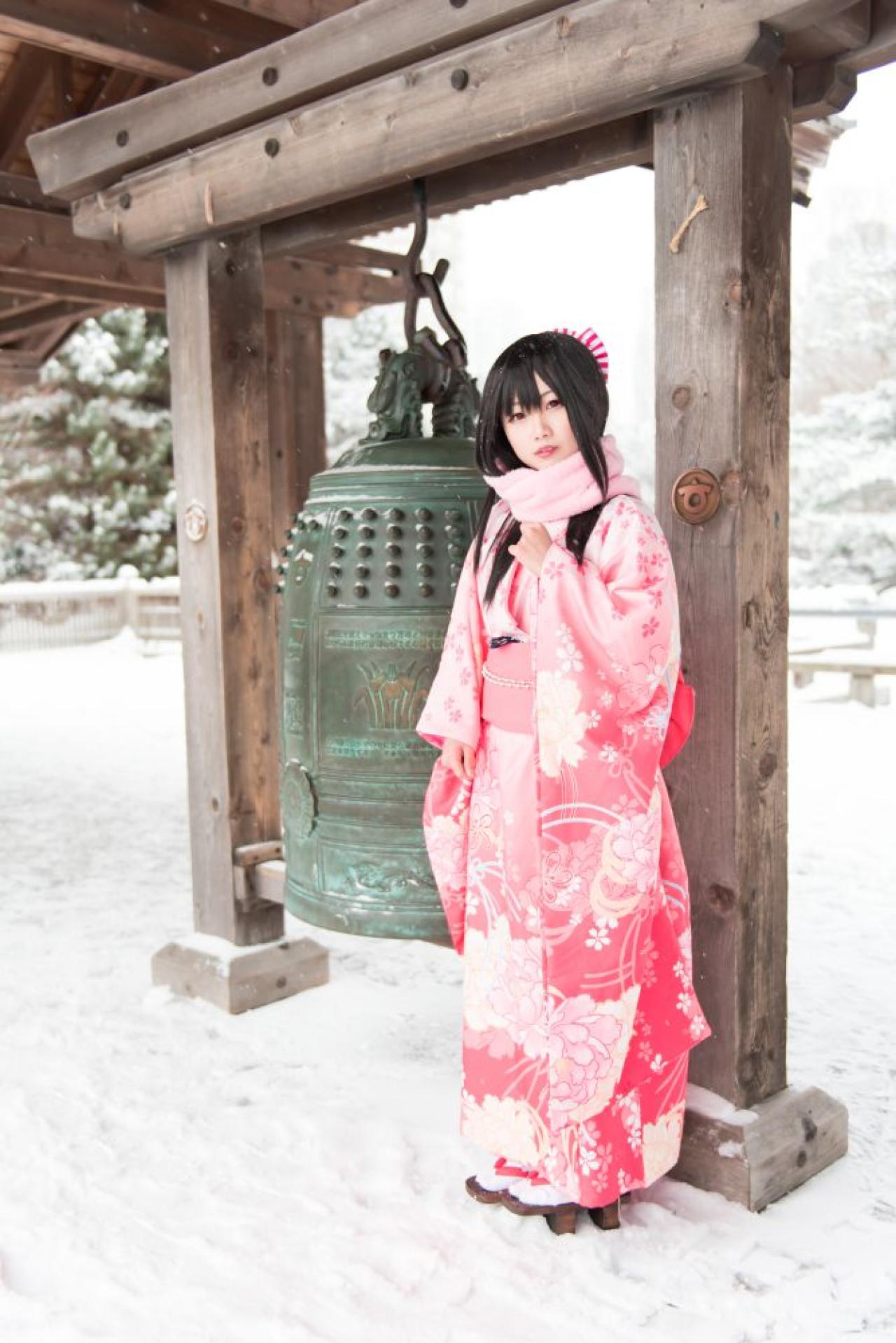 何侠站在幸福の钟一旁