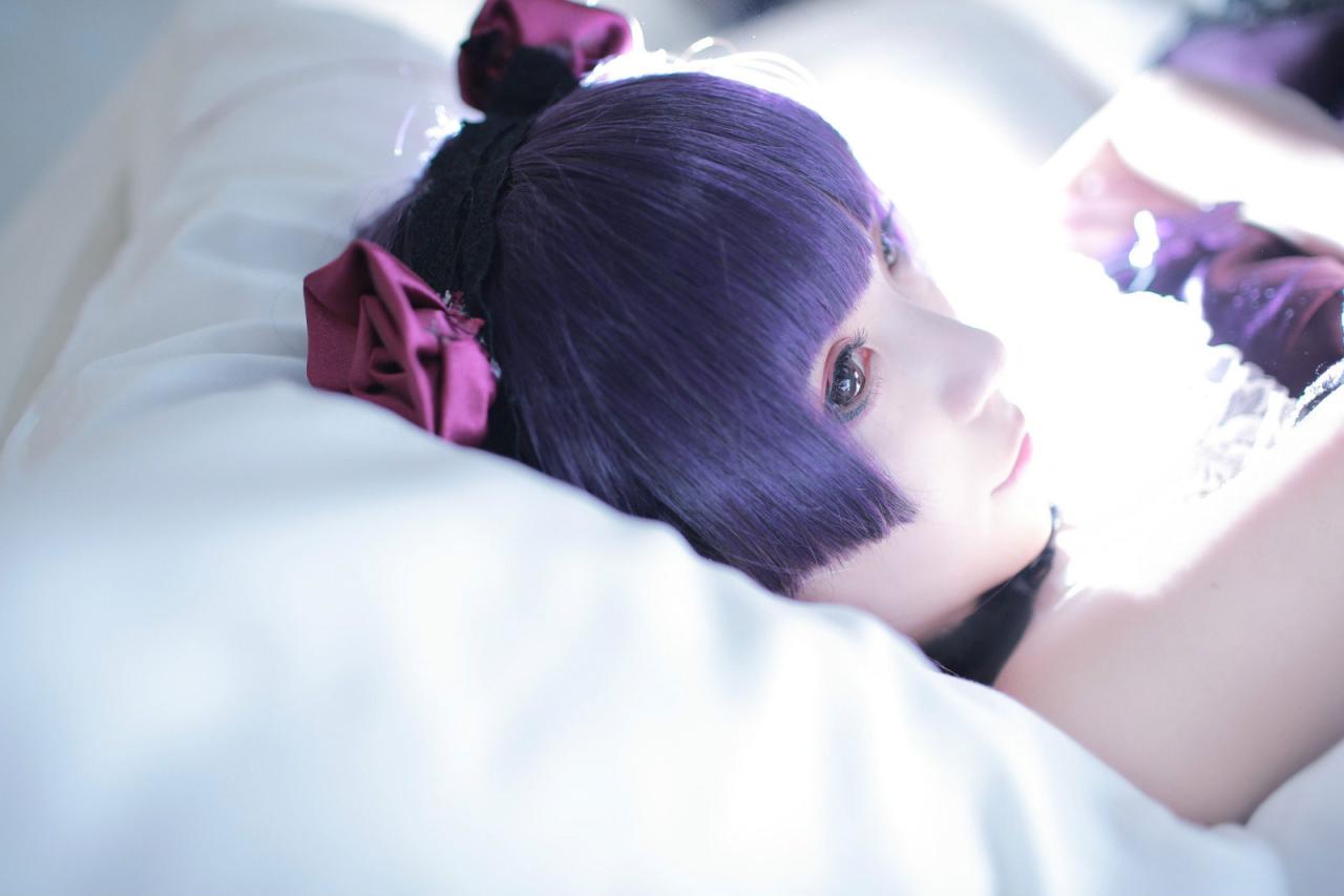 十三扮五更琉璃黑猫躺在枕头上，侧脸