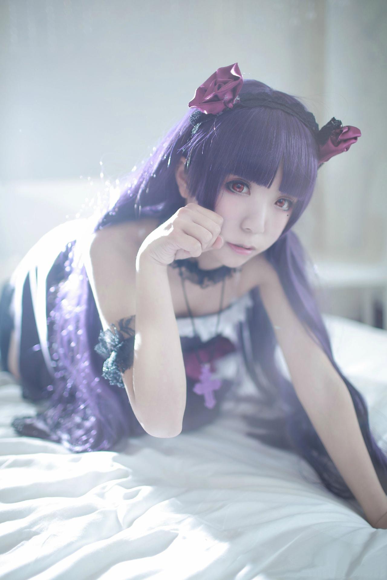 十三扮五更琉璃黑猫伸出右手作猫爪扮小猫卖萌