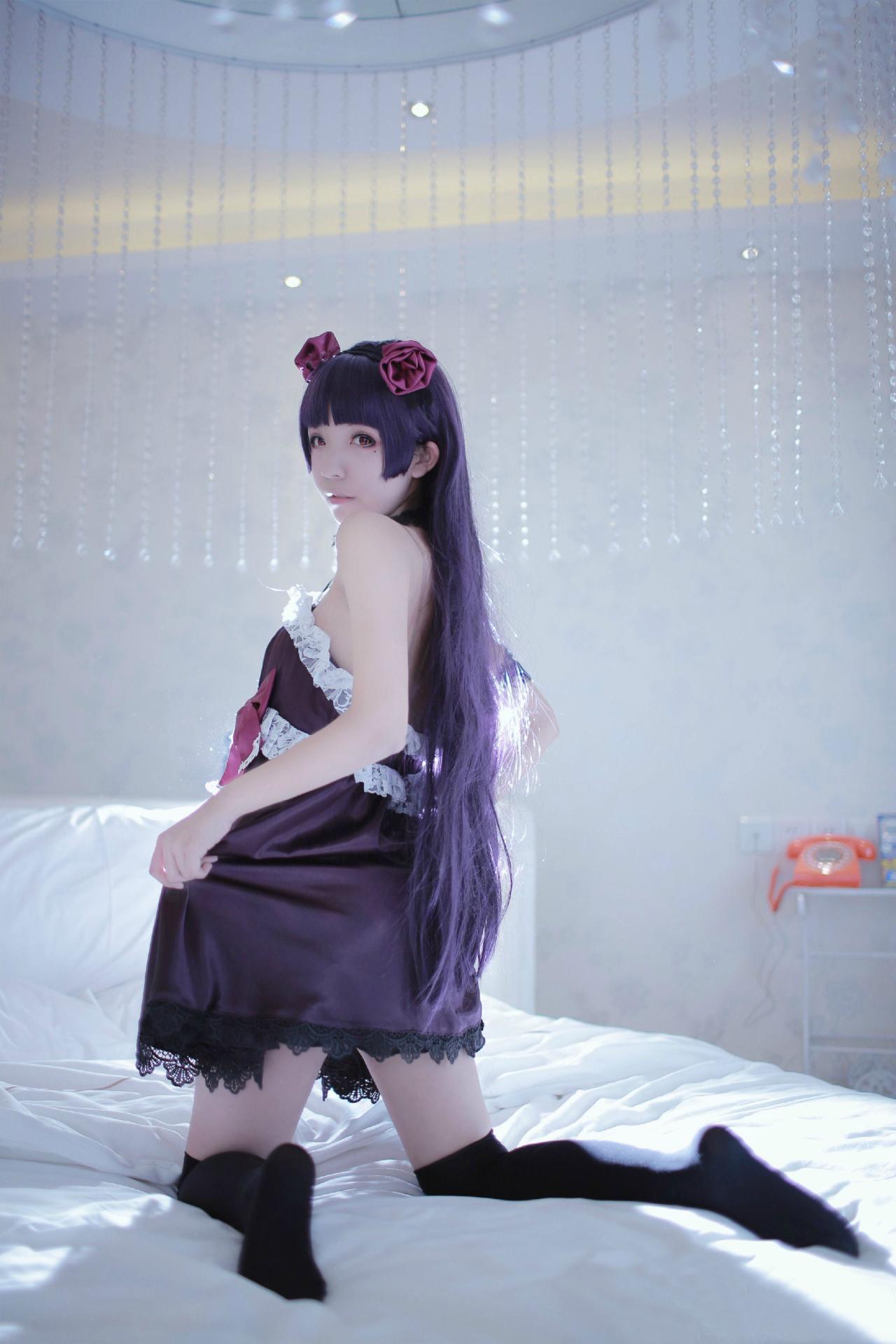 十三扮五更琉璃黑猫跪坐在床上 背面 立幅