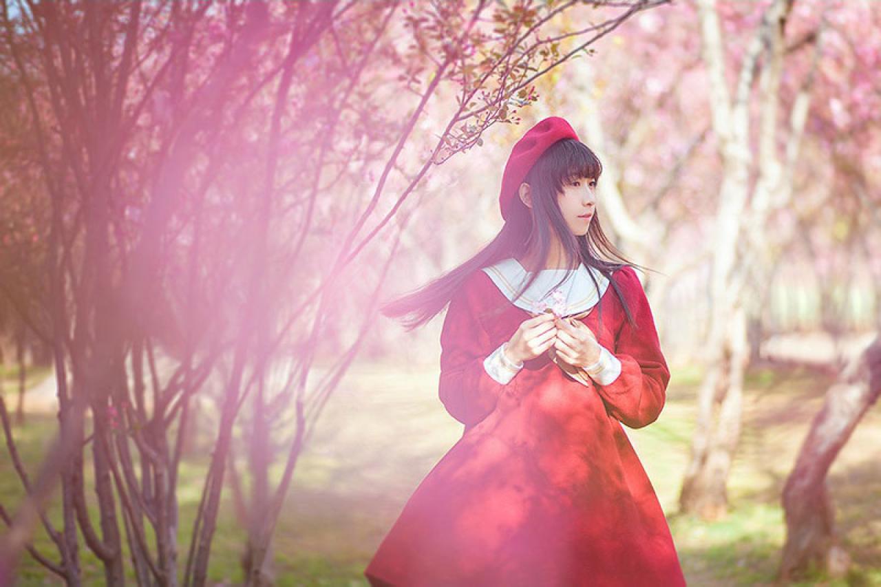 北北站在樱花林中，双手捏着蝴蝶领结 侧脸 横幅