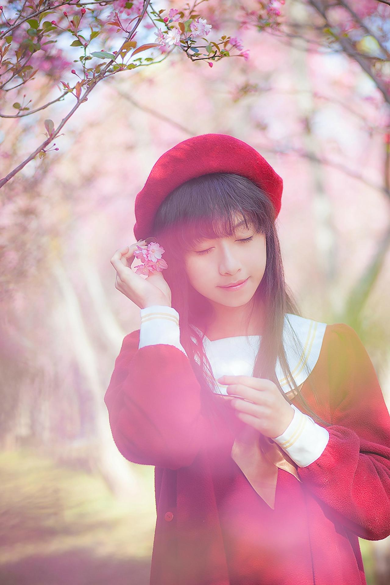 北北闭眼轻轻将几朵樱花戴在发梢