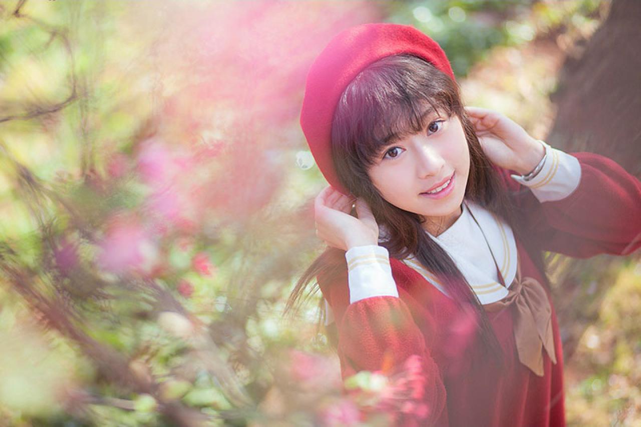 北北扶着帽子，抬头仰望