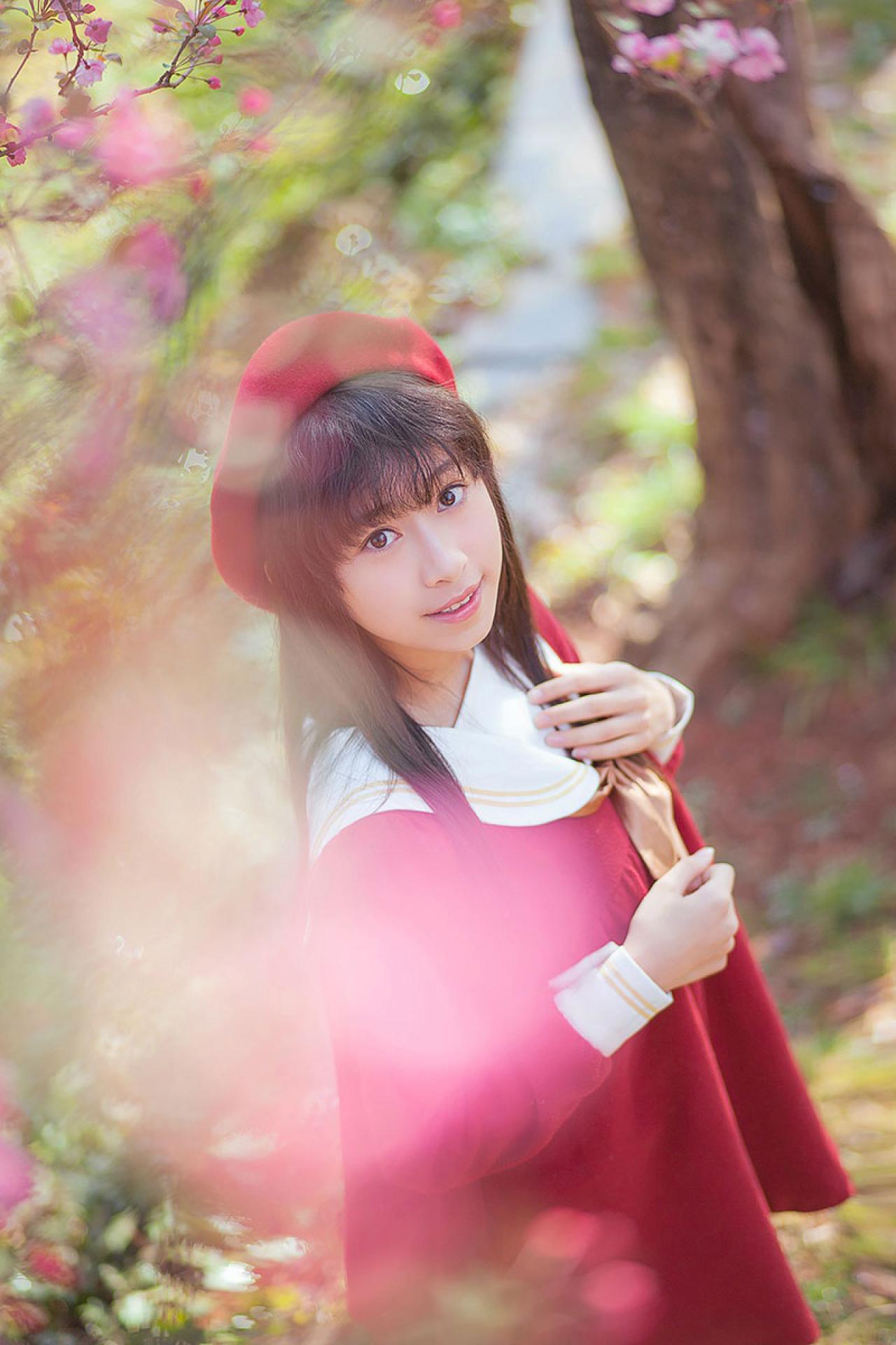 北北在樱花树下，仰望 立幅