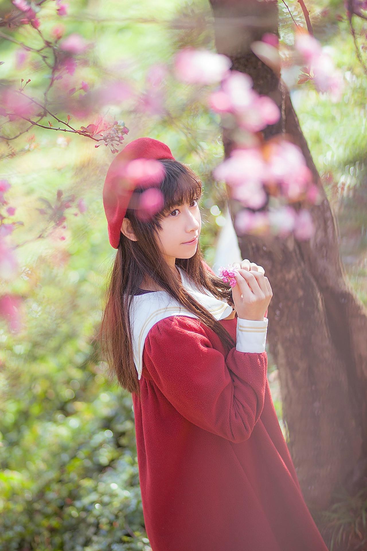 北北侧身捏着一小朵樱花 立幅